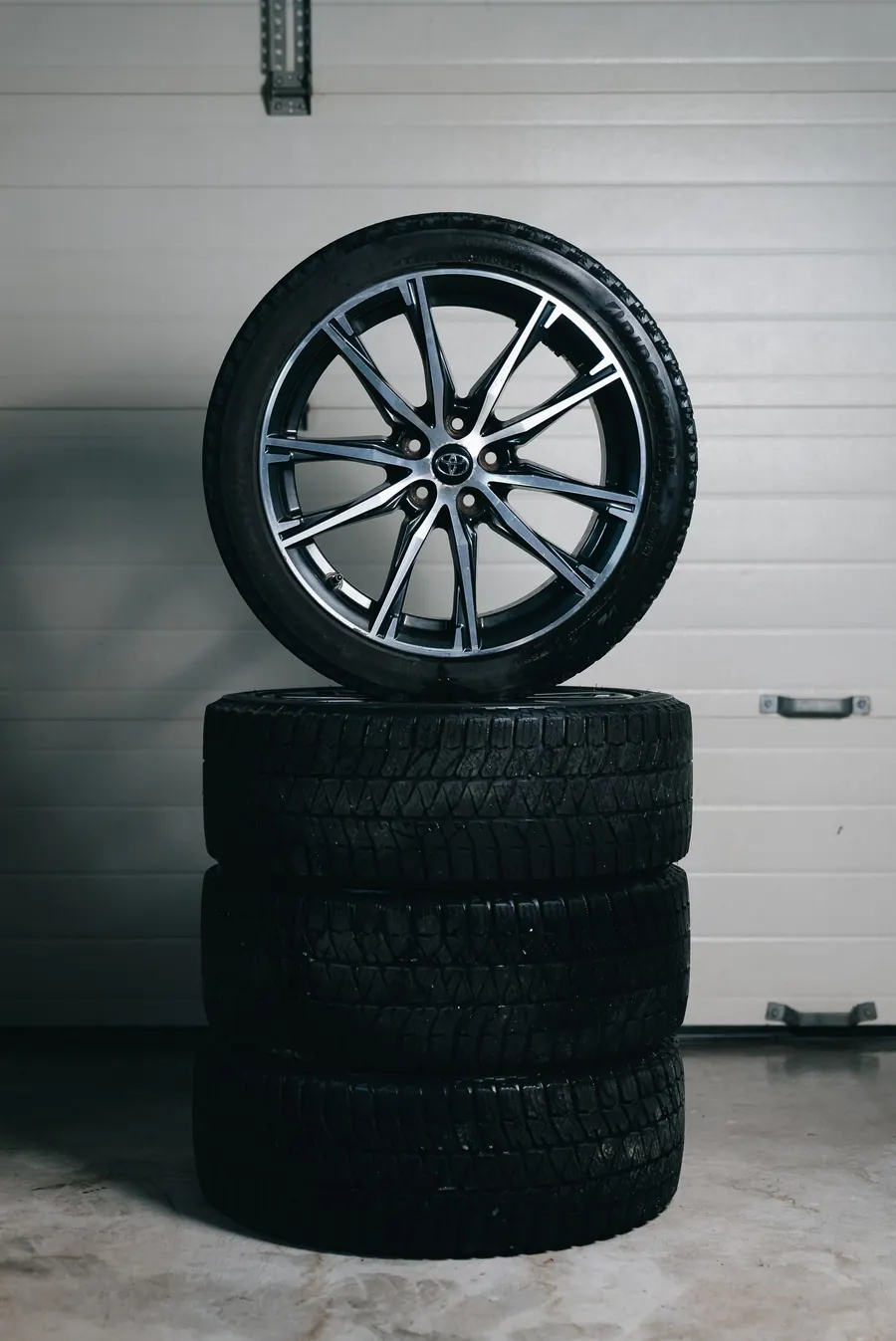Vehicle wheels and tyres representing vehicle accessory requests