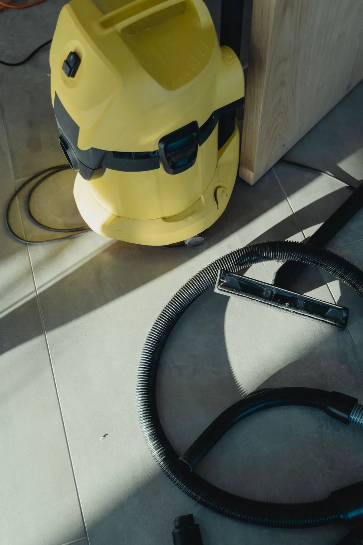 Industrial vacuum cleaner for office and facility cleaning